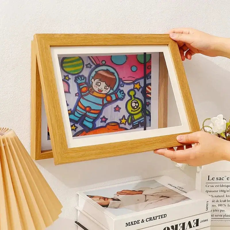 Cadre pour les dessins de vos enfants - ouverture magnétique et réserve de dessin avec élastique - Mon Jouet Montessori