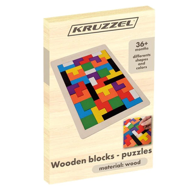 Enfant assemblant un puzzle tangram en bois lors d’un jeu de logique