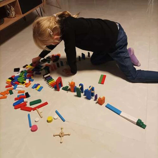 Parcours de dominos en bois avec effet domino et accessoires
