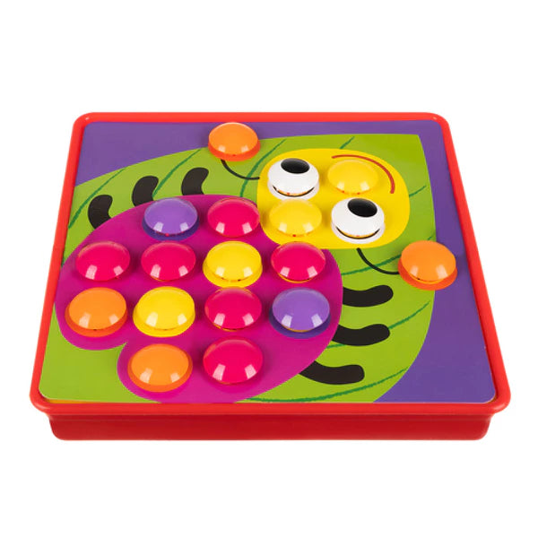 Enfant jouant avec un puzzle bouton éducatif Montessori
