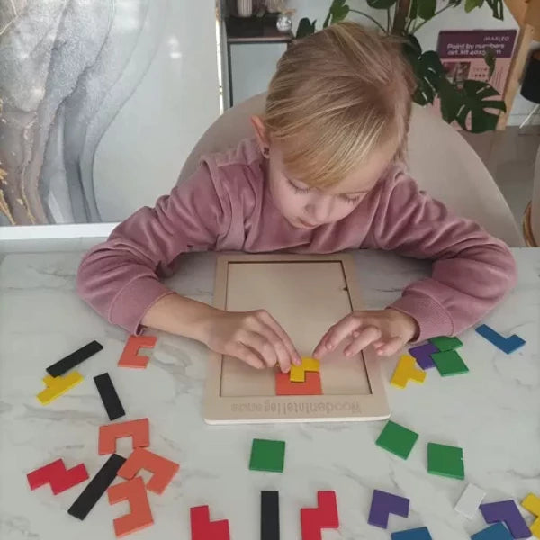 Assemblage de formes géométriques avec un tangram en bois
